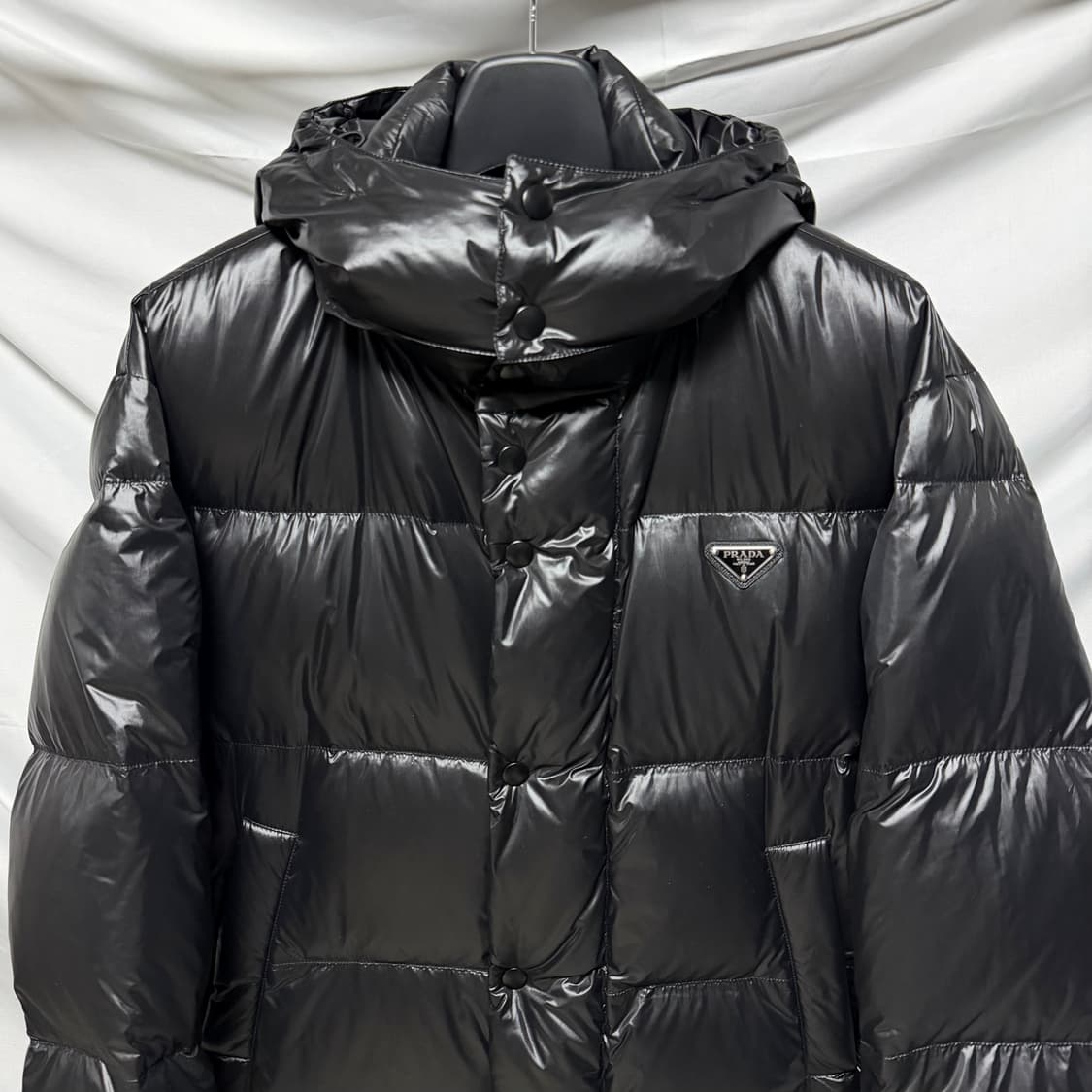 [S+급/오버핏XS] 프라다 삼각로고 후드 롱 패딩 상품이미지2