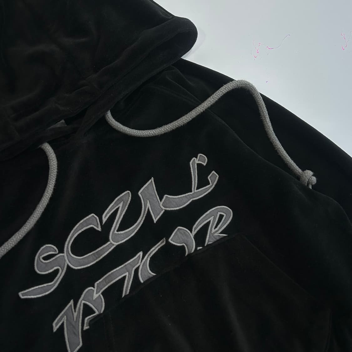 Sculptor 스컬프터 그레이 로고 블랙 벨벳 크롭 후드티 상품이미지4