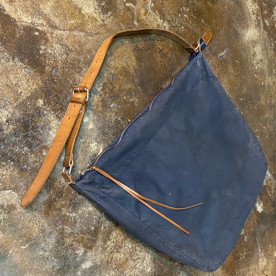 논네이티브 빈티지 가죽 스트랩 크로스백 상품이미지3