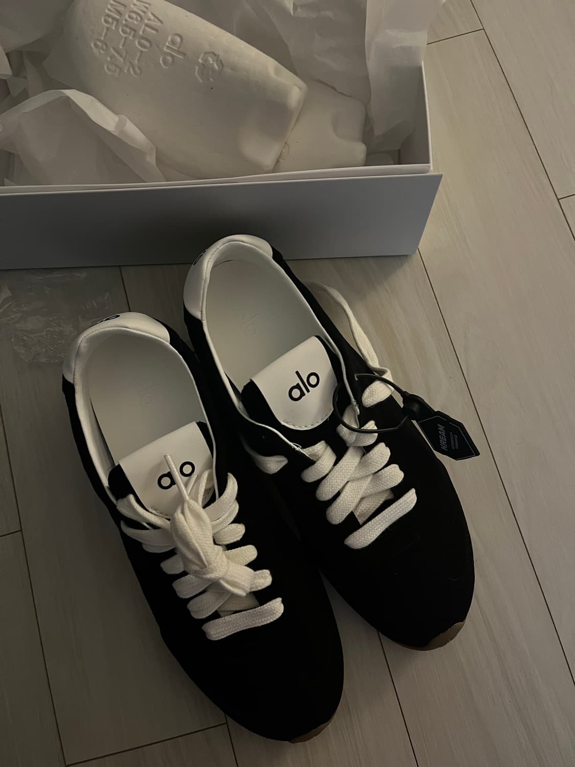 알로 선셋 스니커즈 240 상품이미지1