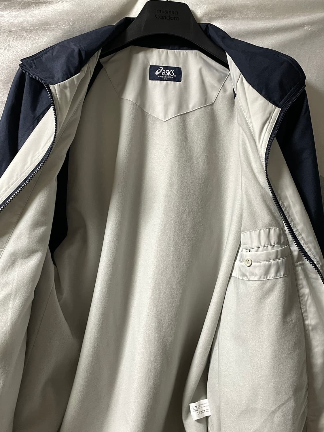 105XL 아식스 화이트/네이비 올드스쿨 바람막이 상품이미지5