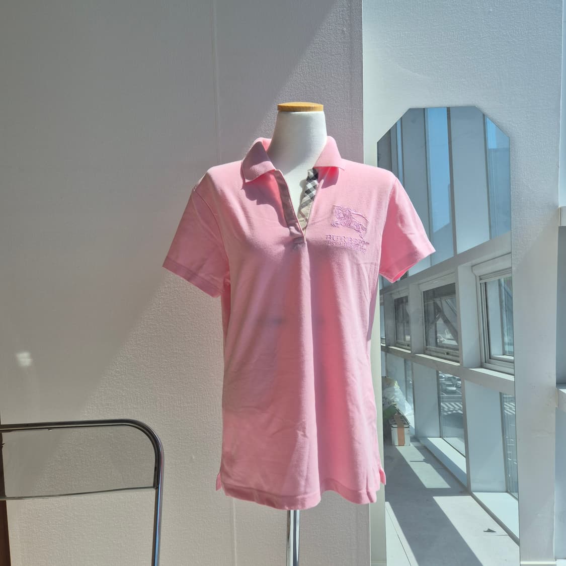 버버리 빅로고 핑크 브이넥 카라 반팔티 상품이미지1