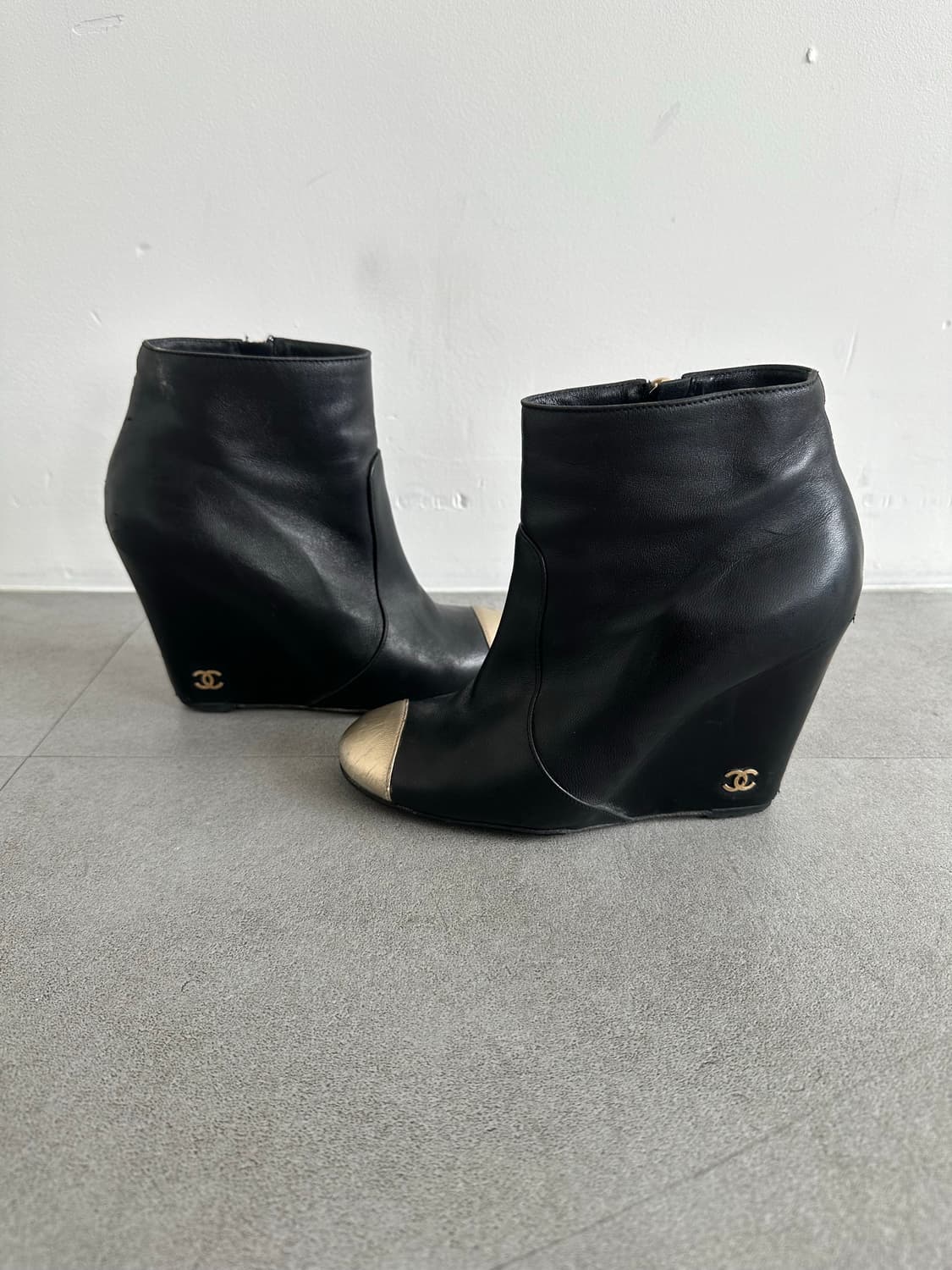 샤넬 아카이브 cc로고 블랙 골드 캡토 웨지 부츠 상품이미지4