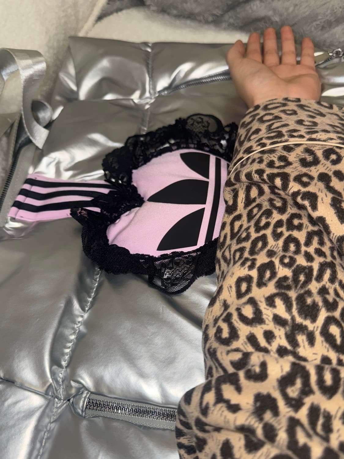 아디다스 실버 퀄팅 가방 상품이미지3