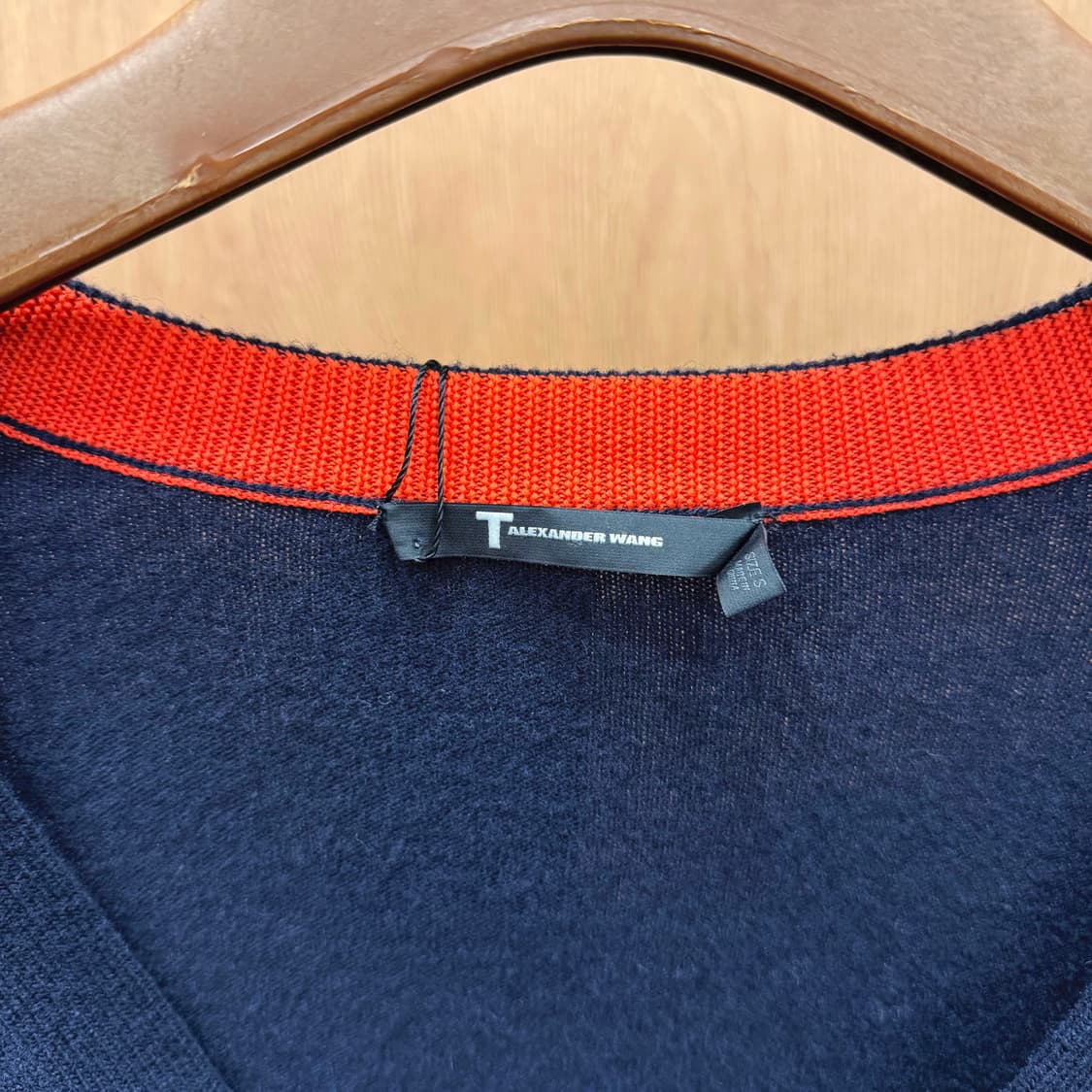 알렉산더 왕 브이넥 니트 가디건 레드 배색 넥라인 디테일 레귤러핏 네이비 상품이미지6