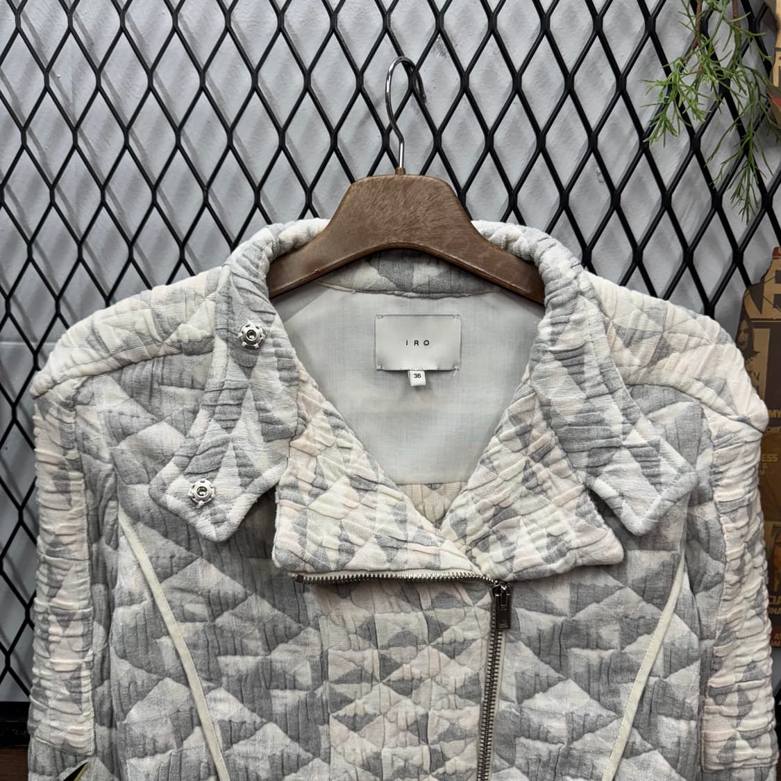 IRO 라이더 스타일 퀼팅 자켓 엠보 디테일 아이보리 그레이 배색 상품이미지3