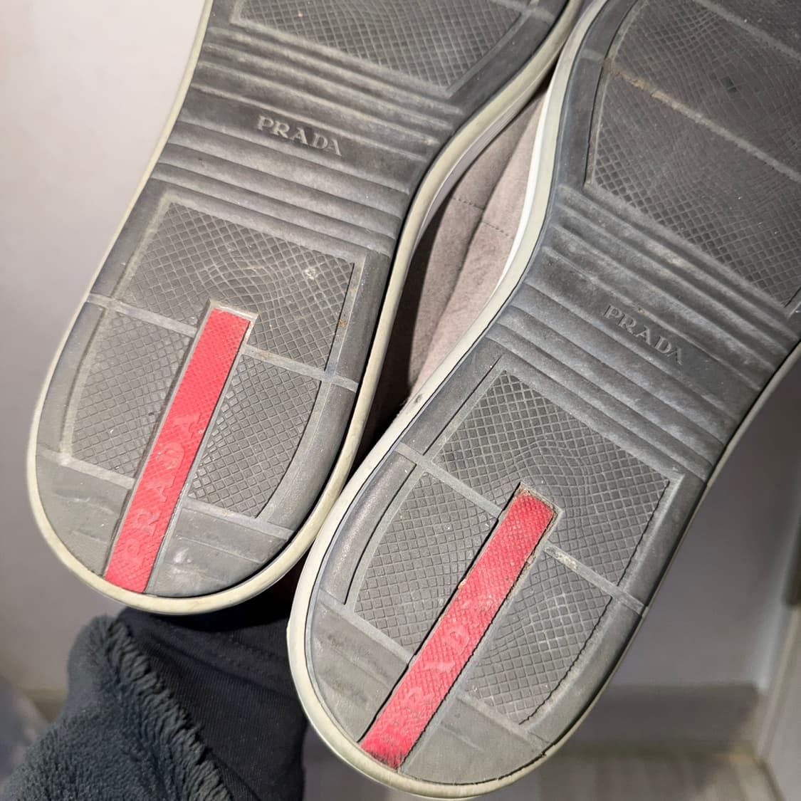 프라다 남성 스웨이드 로고 스니커즈 그레이 7.5 (270) 상품이미지5