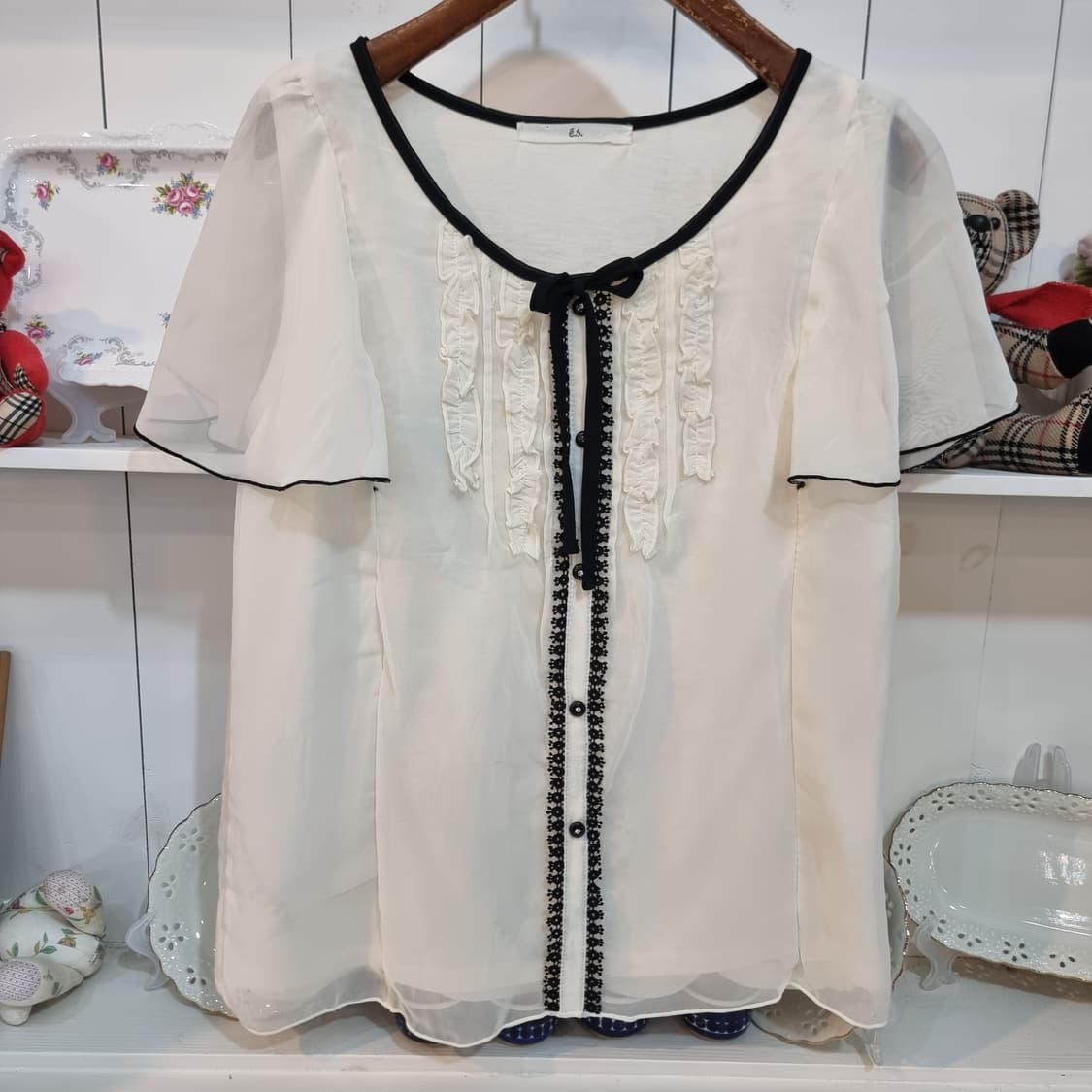 블랙 파이핑 쉬폰프릴 블라우스 상품이미지3