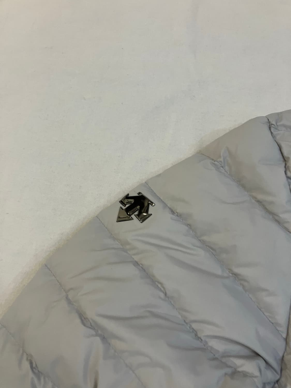 데상트 스위스 스키 구스다운 경량패딩 라이트 그레이 상품이미지4