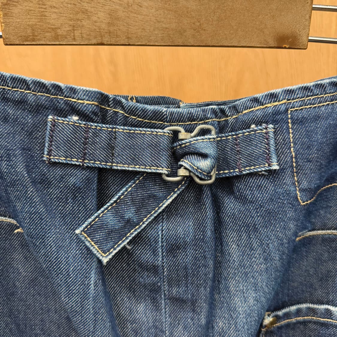 리바이스 엔지니어드진 데님 롱 스커트 백 스트랩 디테일 중청 상품이미지6