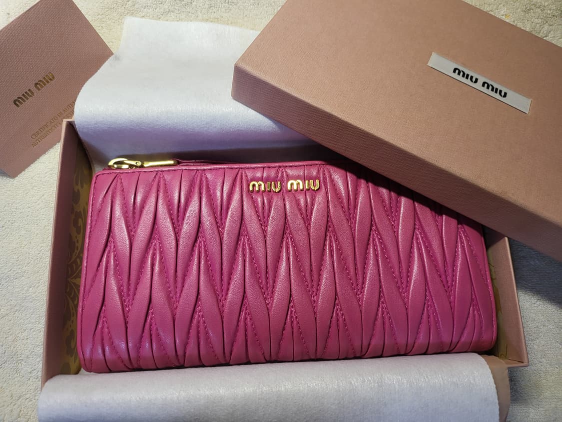 미우미우 마틀라세 장지갑 상품이미지1