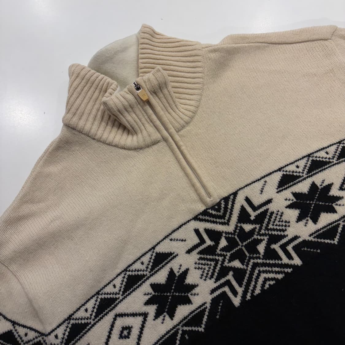 [100] 휠라 빈티지 패턴 하프넥 니트 블랙/아이보리 B912 상품이미지3