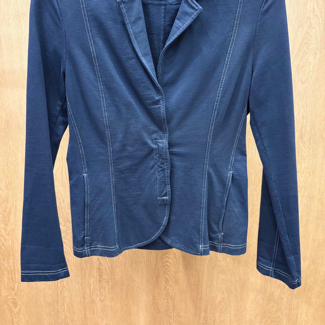 막스앤코 코튼 저지 테일러드 자켓 절개 라인 스티치 디테일 네이비 상품이미지5