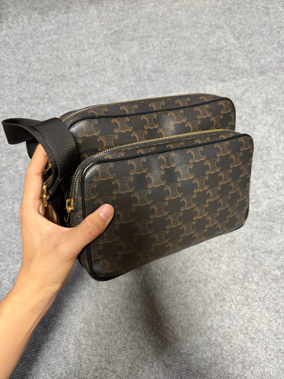 셀린느 트리옹프 캔버스 미디엄 메신저백 상품이미지1