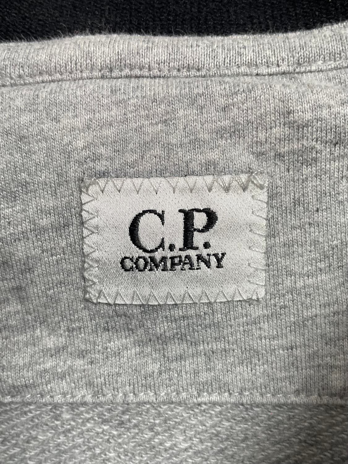 CP컴퍼니 그레이 렌즈 맨투맨 (on.165)   상품이미지5