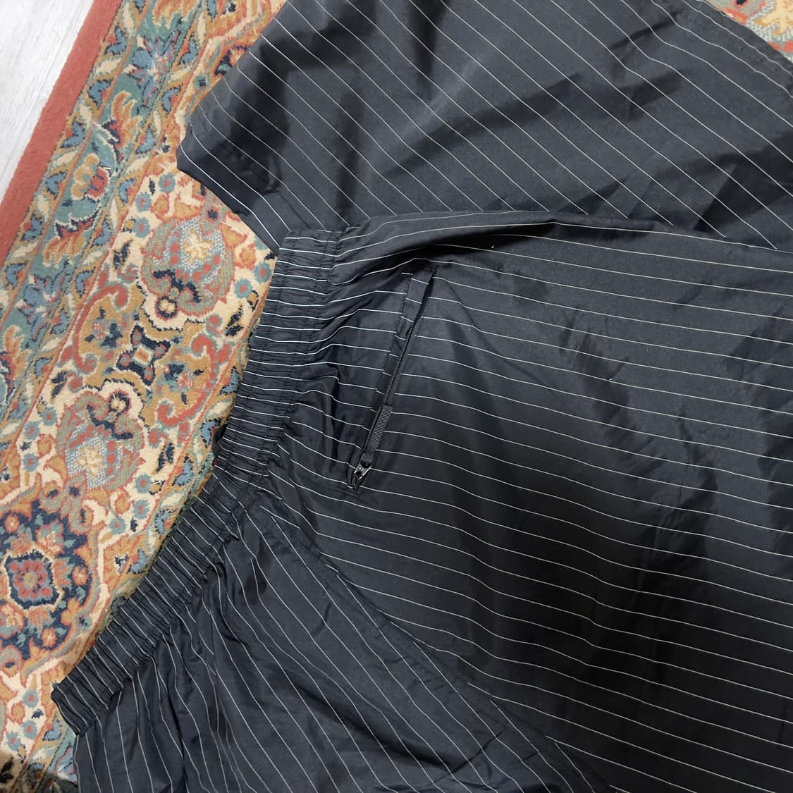 슈프림 리플렉티브 핀스트라이프 트랙 팬츠 블랙 24FW L사이즈 상품이미지4