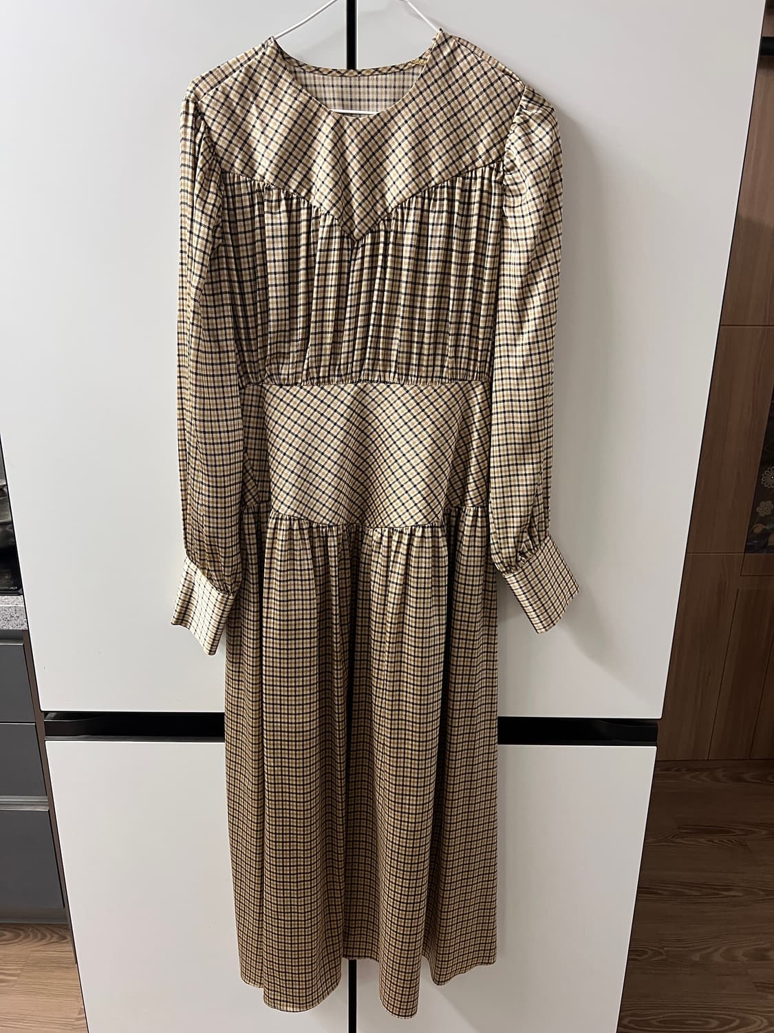 더에보니아이즈 체크 새틴 롱드레스 상품이미지1