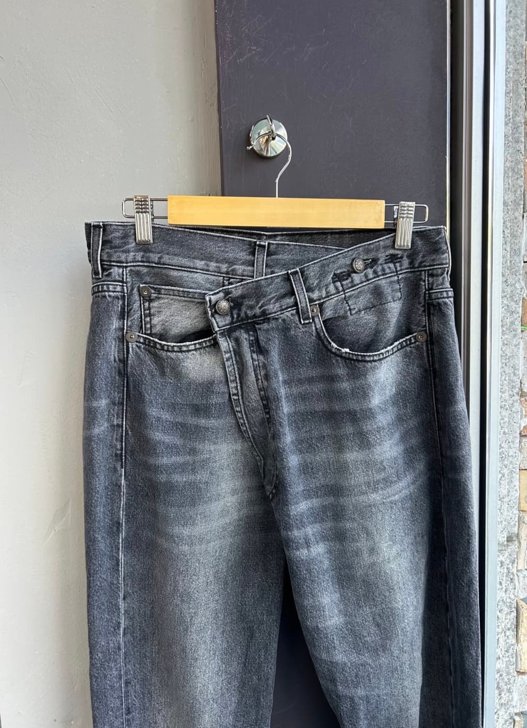 R13 알써틴 25SS 크로스오버 데님 팬츠 상품이미지4