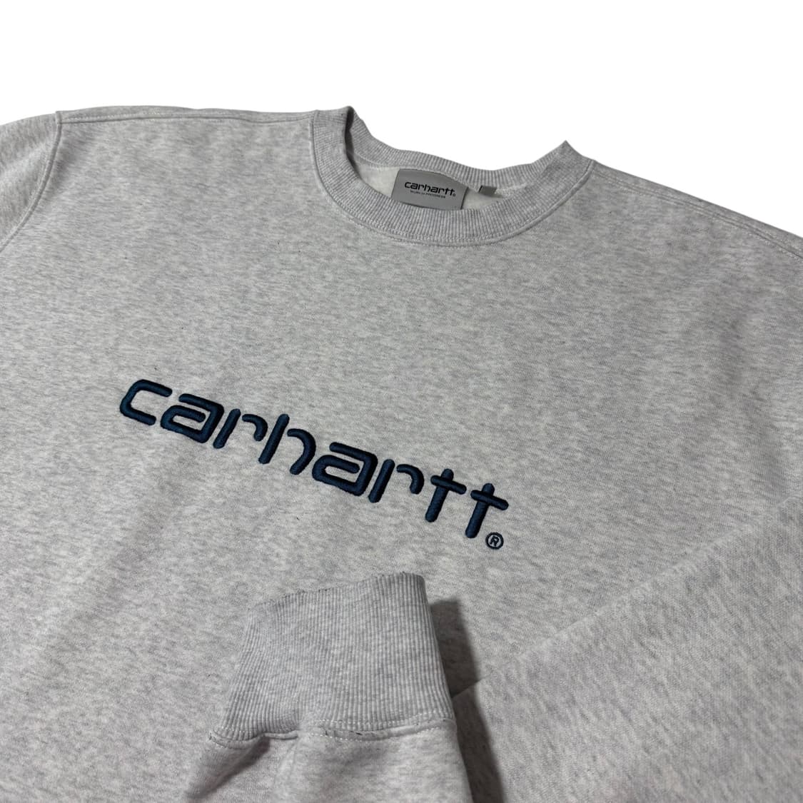 칼하트 WIP 라이트 그레이 빅로고 자수 맨투맨 상품이미지2