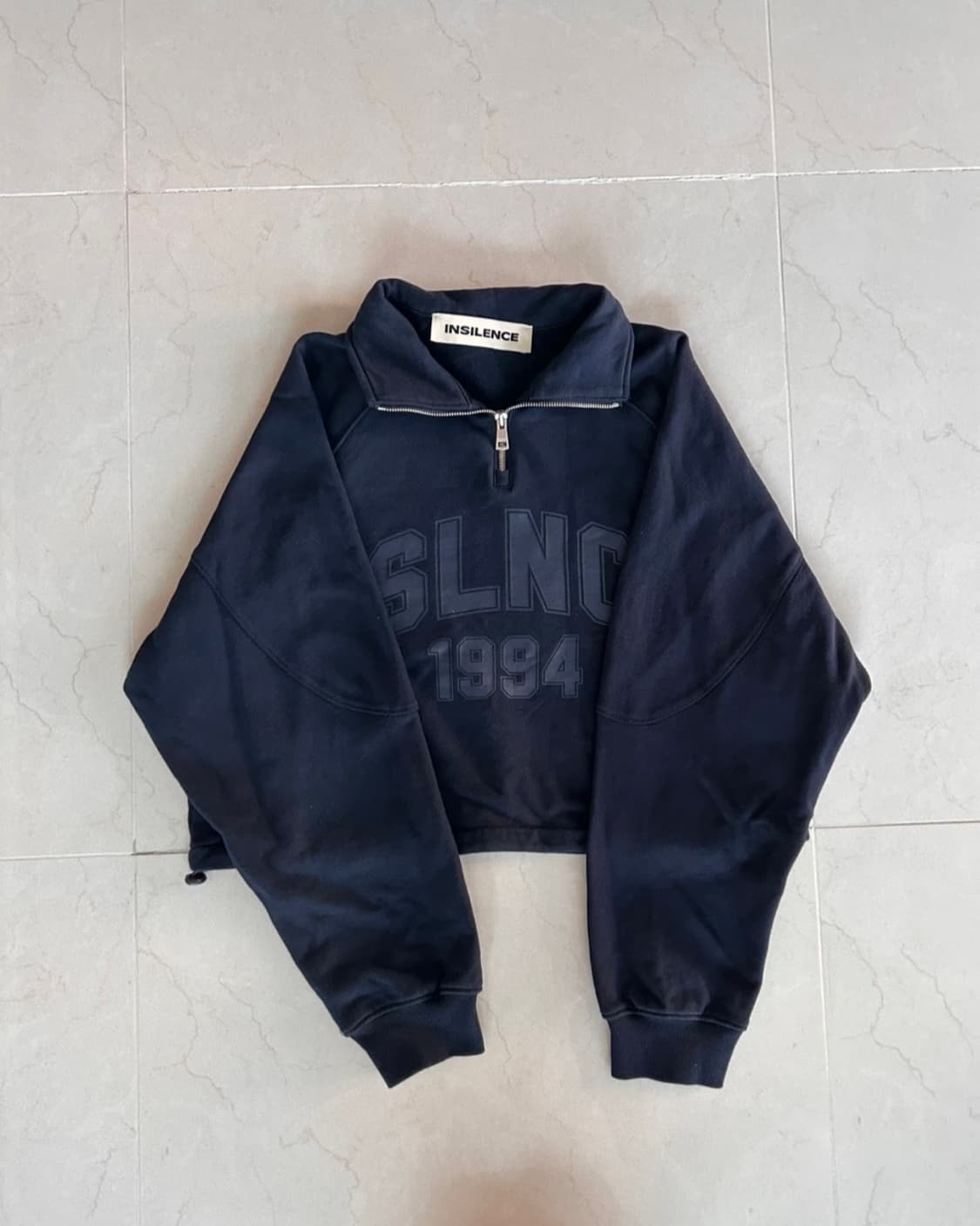 인사일런스 SLNC 1994 크롭 반집업 맨투맨 네이비 상품이미지1