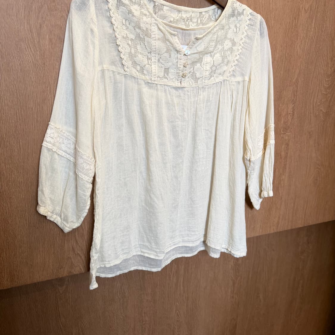 빈티지 헨리넥 블라우스 플로럴 레이스 자수 디테일 루즈핏 아이보리 상품이미지4