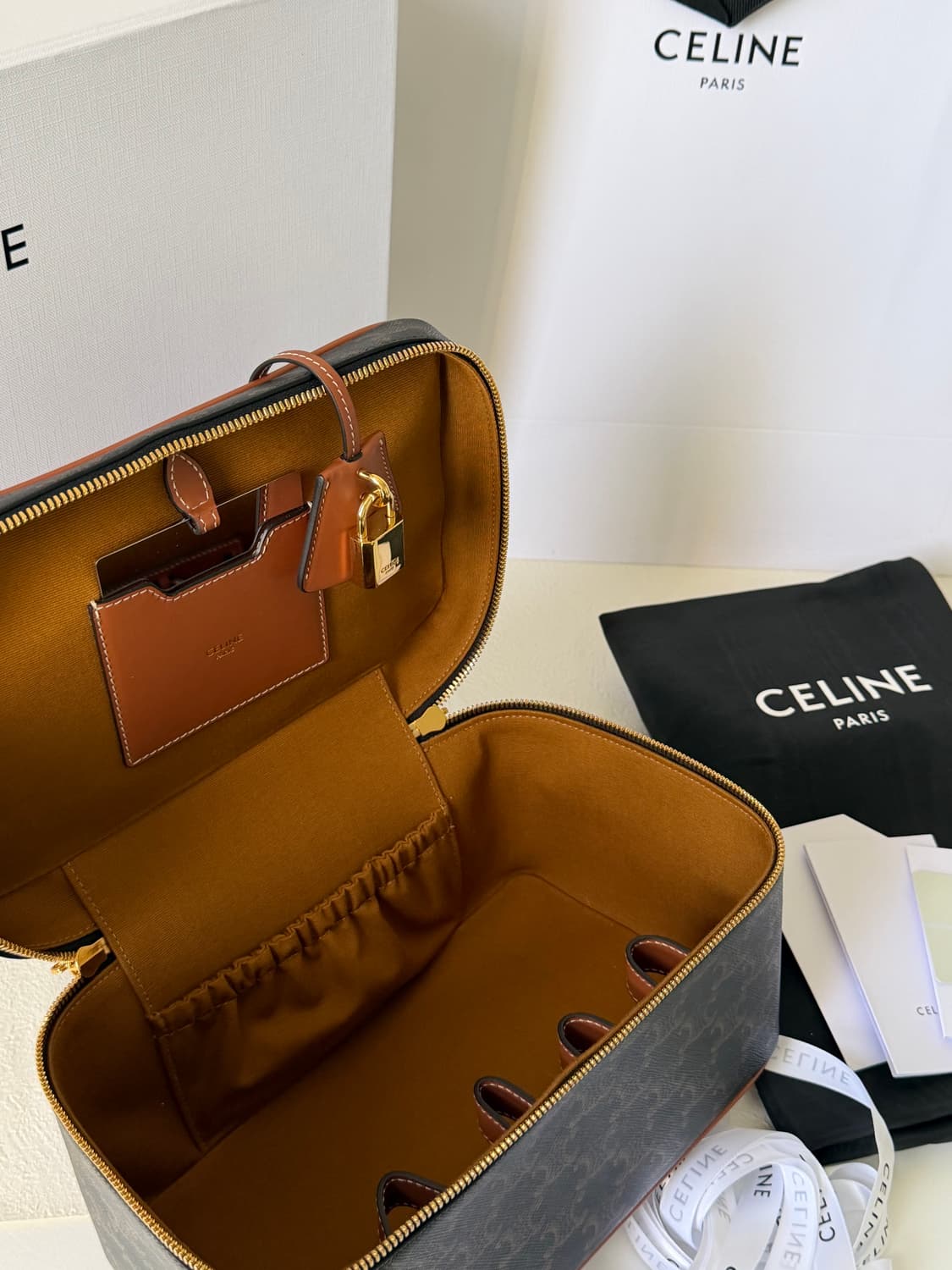 셀린느 트리옹프 베니티 케이스 상품이미지9