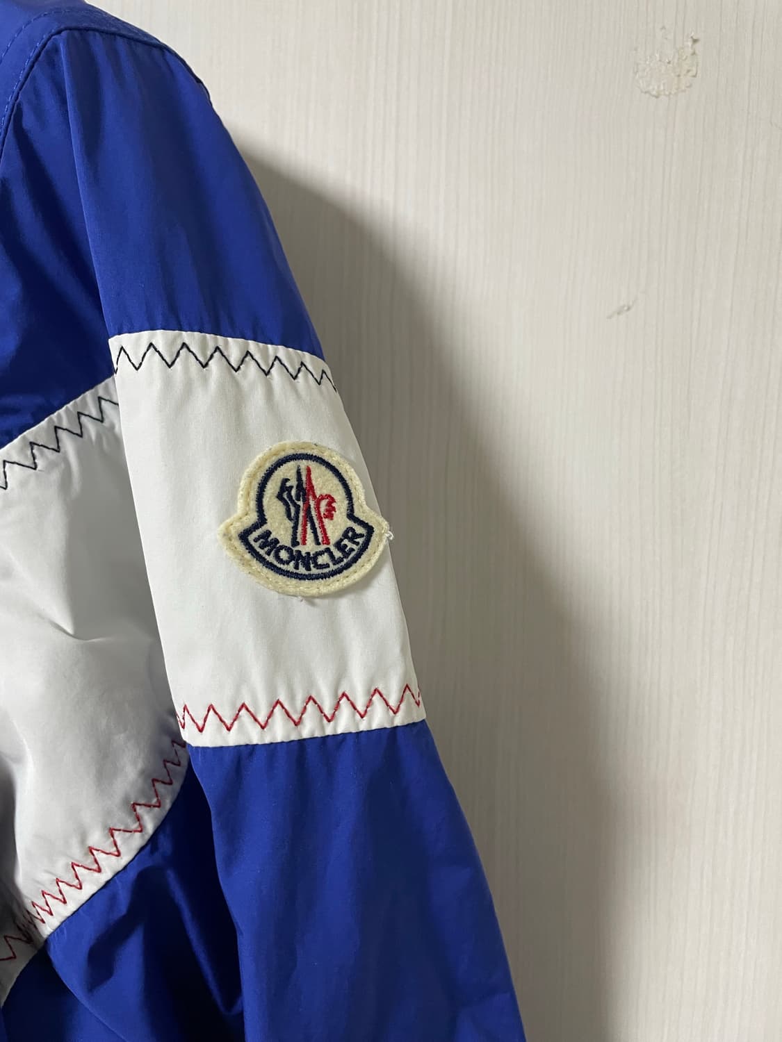 [3] 몽클레어 블루 컬러 푸지오 바람막이 후드자켓 상품이미지4