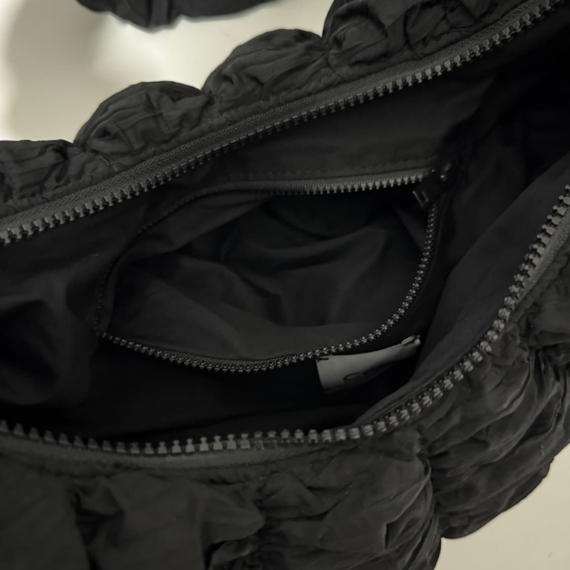 [ COS ] 코스 리플 크로스바디백 블랙 상품이미지4