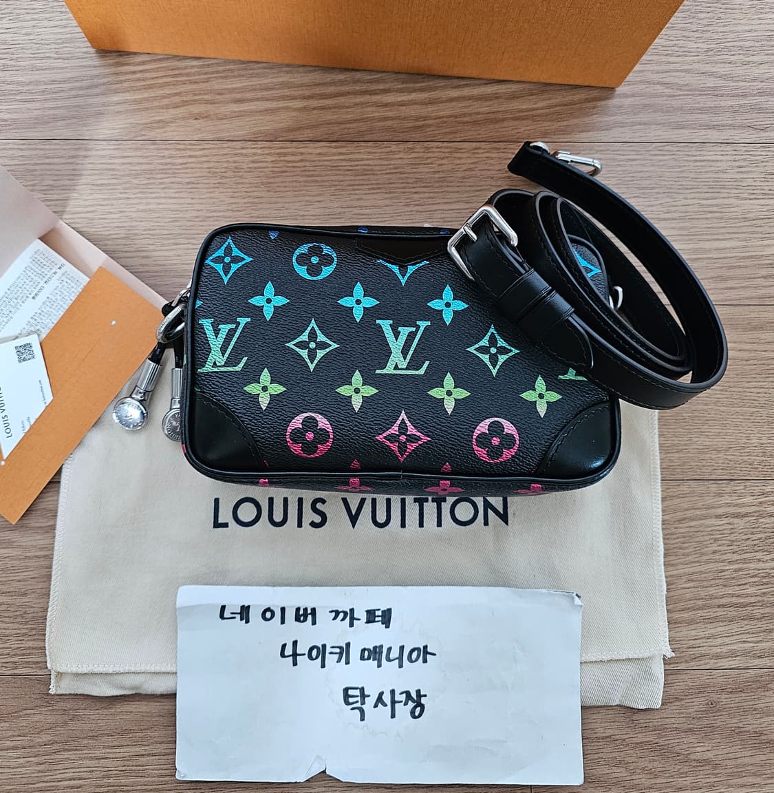 루이비통 한정판 퍼렐 이어폰 그라데이션 크로스백 (새상품) 상품이미지3