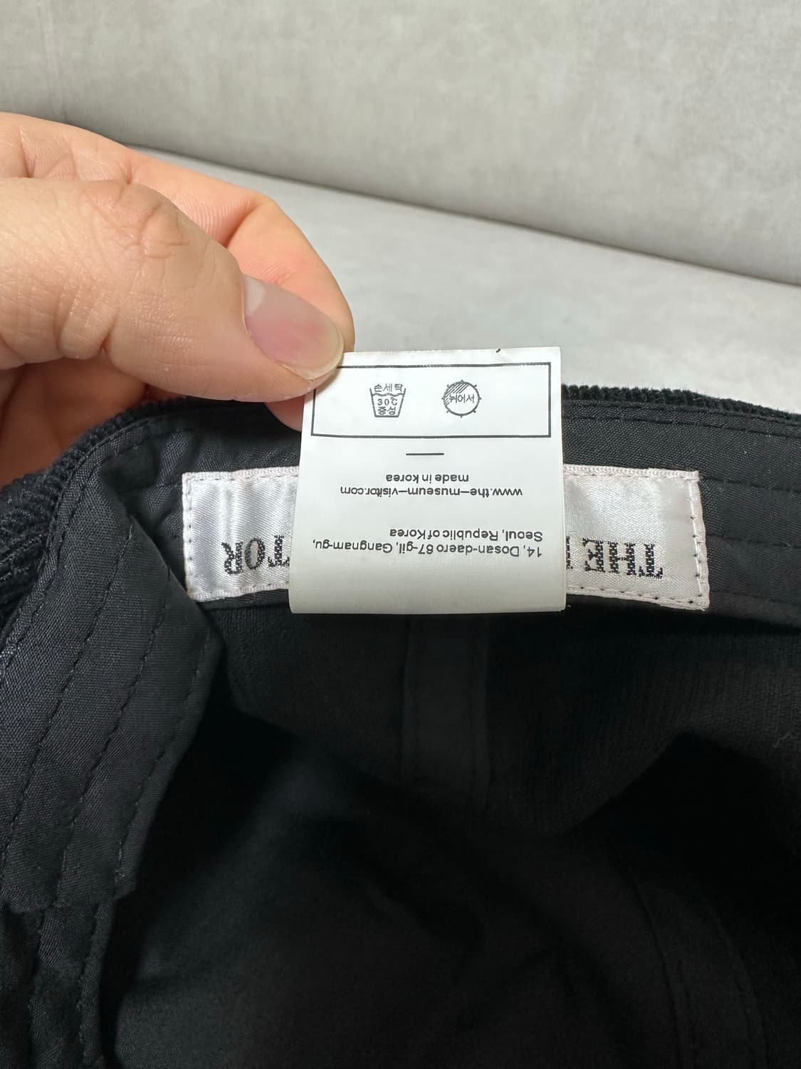 더뮤지엄비지터 x 존 버거맨 볼캡 블랙 상품이미지5