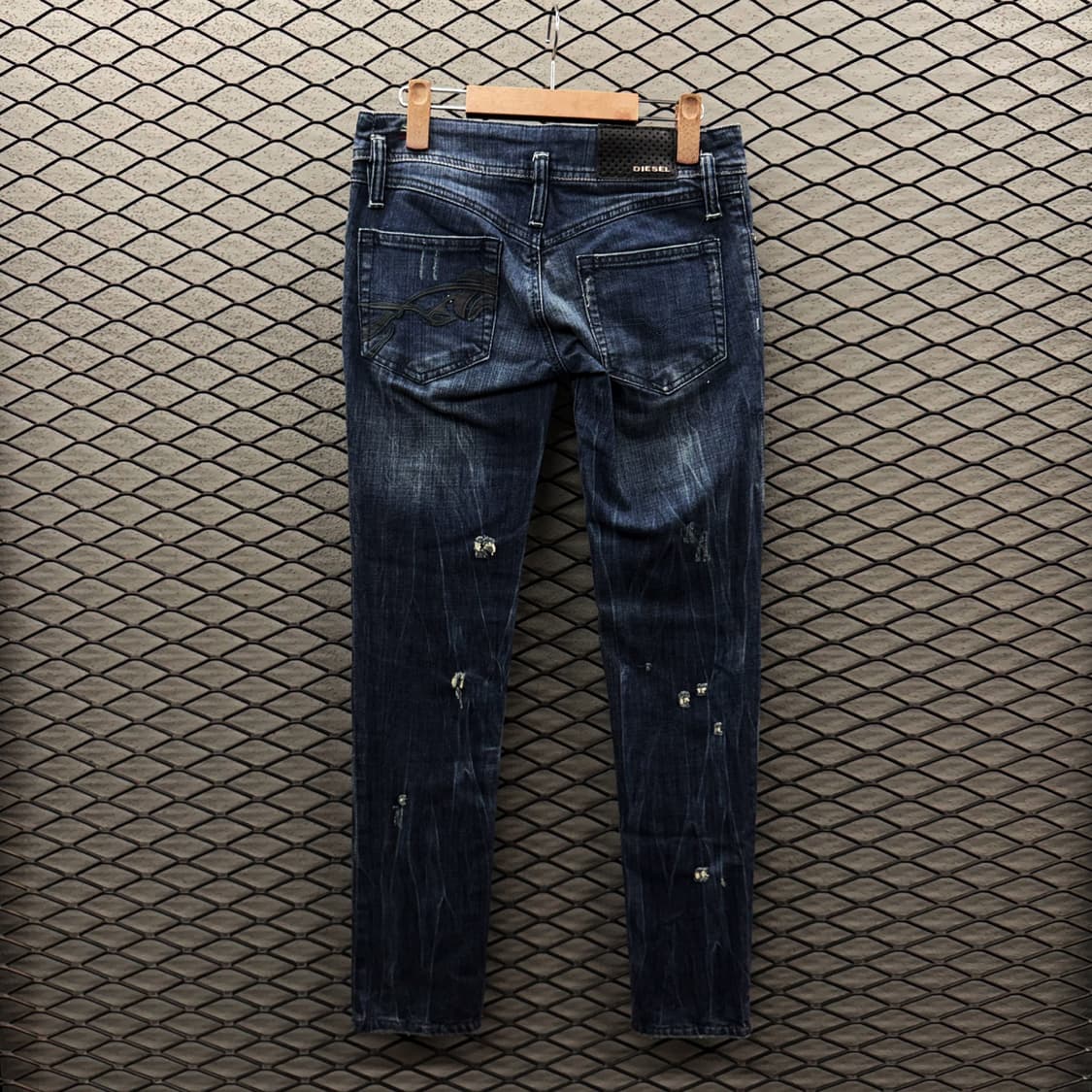 디젤 브러시 워싱 데님팬츠 디스트로이드 데미지 브랜드탭 디테일 슬림핏 상품이미지3