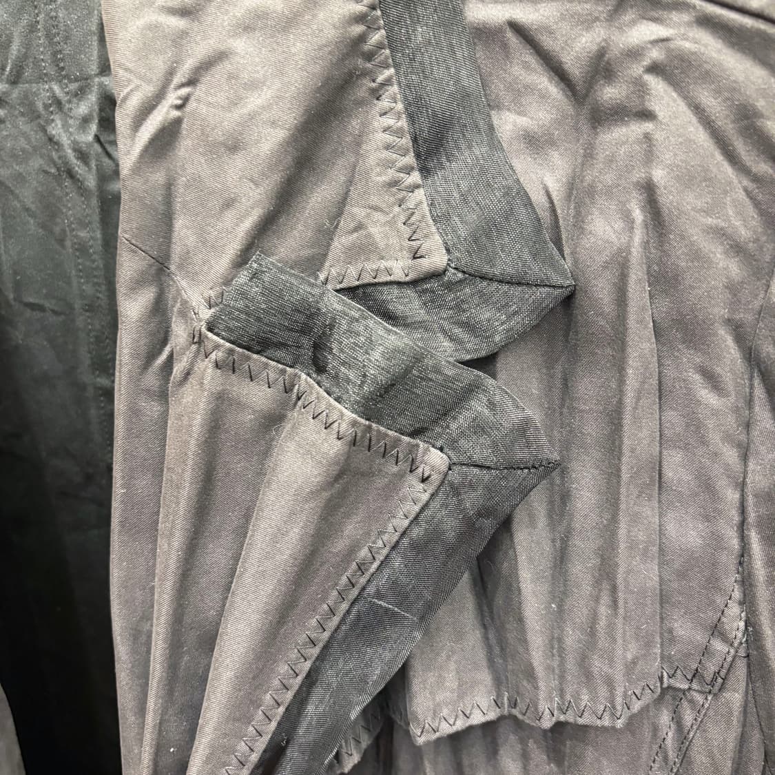 스피치오 싱글 코트 세로 플리츠 텍스처 허리 스트랩 백 요크 디테일 블랙 상품이미지6