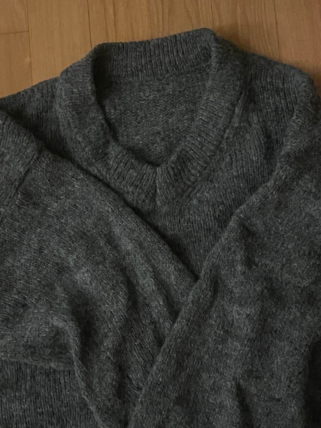 애니원모어 차콜 알파 브이넥니트 상품이미지4