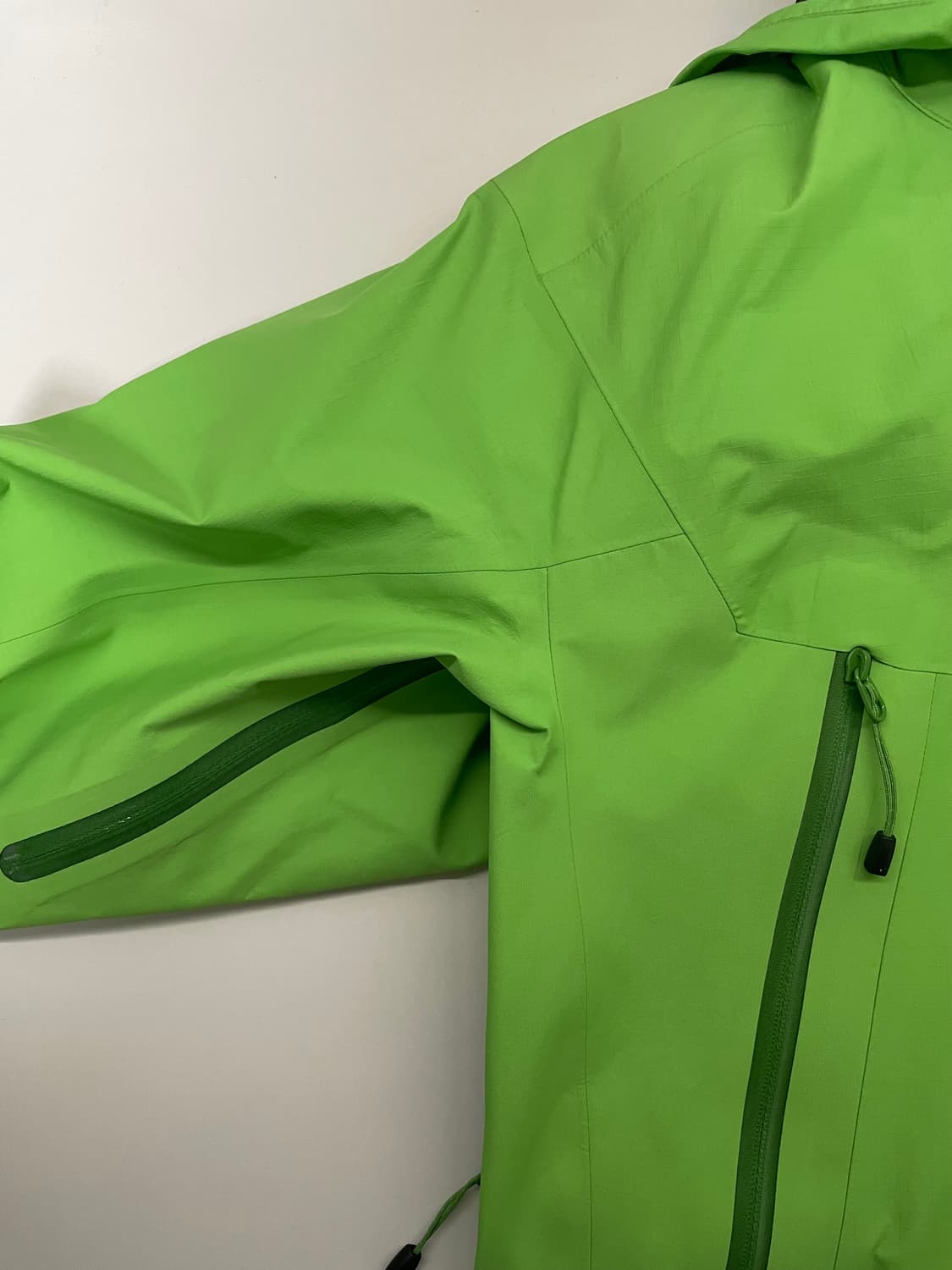 아크테릭스 여성 알파SV 고어텍스 쉘 자켓 S (브라이트 그린) 상품이미지3