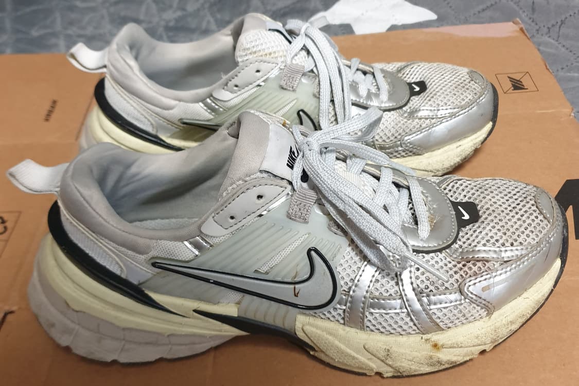 나이키 V2K 런 서밋화이트 메탈릭실버 스니커즈 (240) 상품이미지1