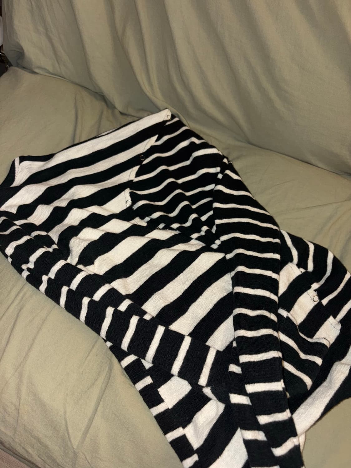 스트라이프 언발란스 드레이프넥 니트 상품이미지3