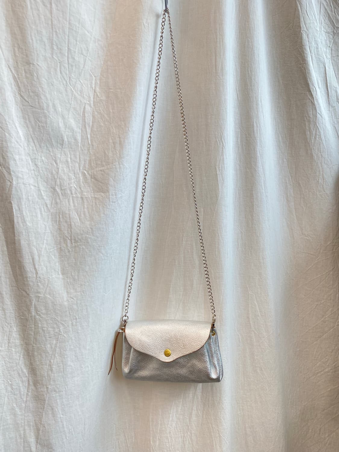 Kissora 실버 리얼레더 크로스백 상품이미지1