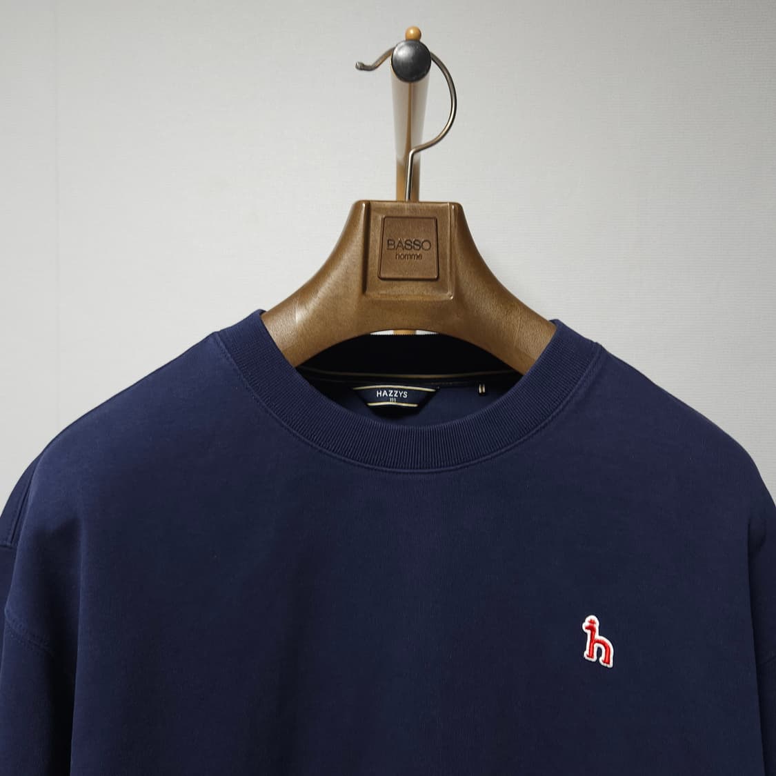 105 ) 헤지스 남성 깔끔 스몰 로고 네이비 맨투맨 상품이미지1