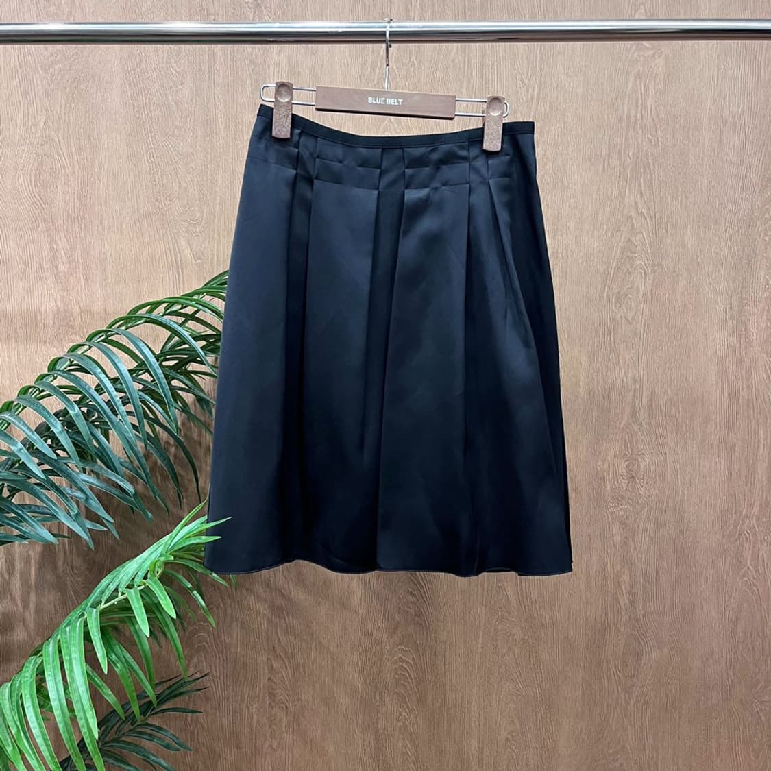 랑방 플리츠 미디 스커트 백 클로징 절개 디테일 무지 A라인 블랙 상품이미지1