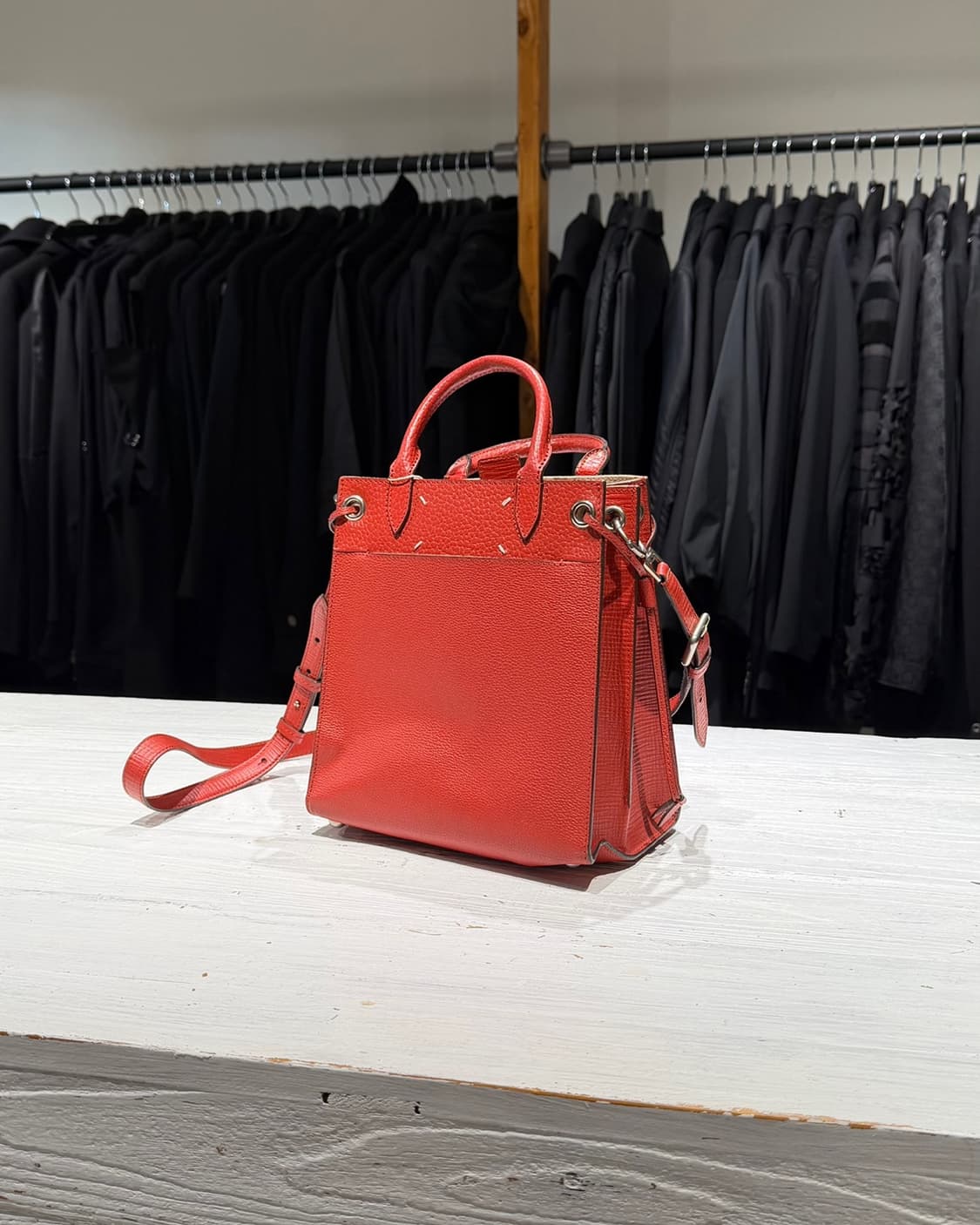 메종 마르지엘라 레드 5AC 미디엄 레더 버킷백 상품이미지1