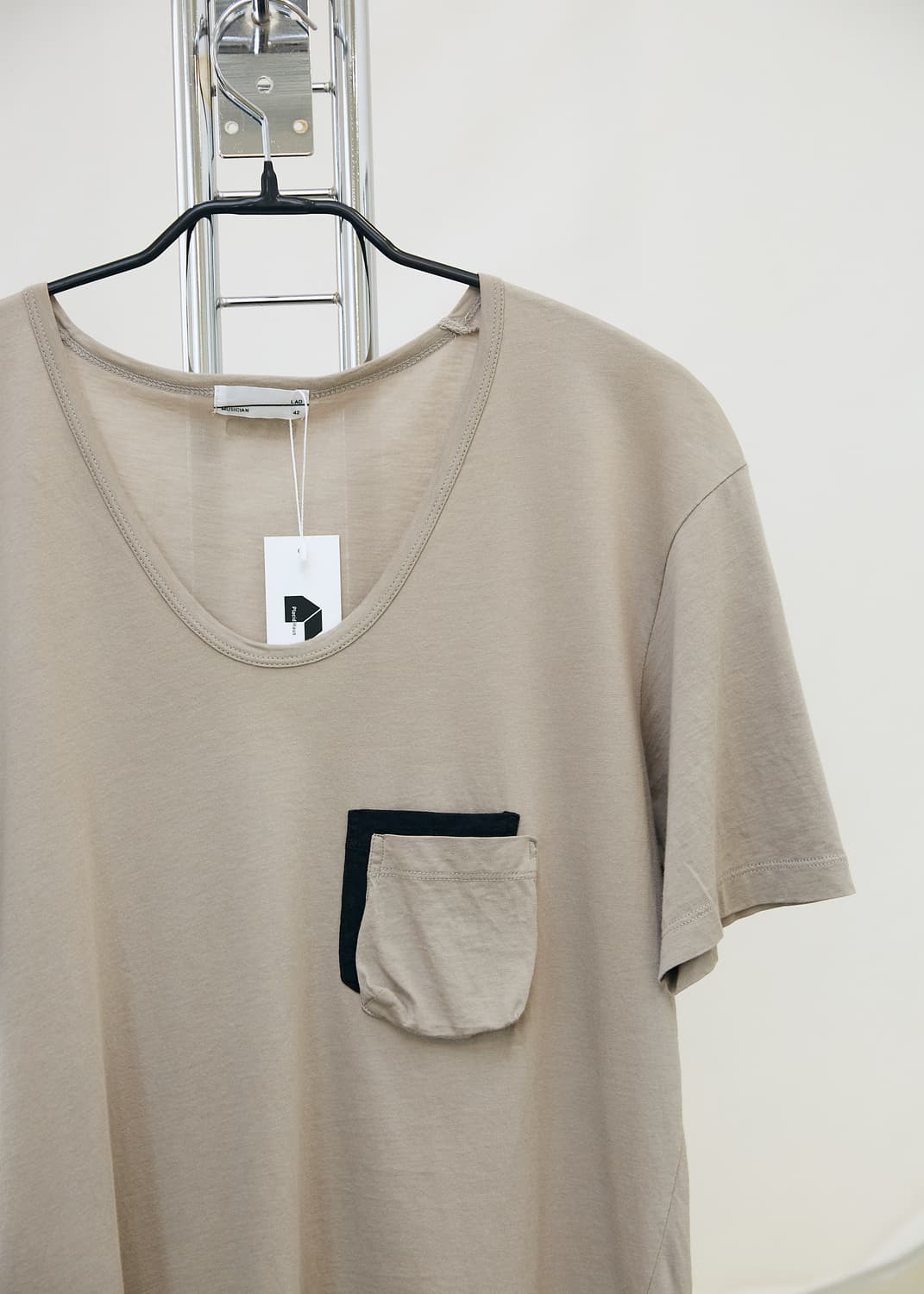 Front Pocket V-neck T-Shirt 상품이미지2