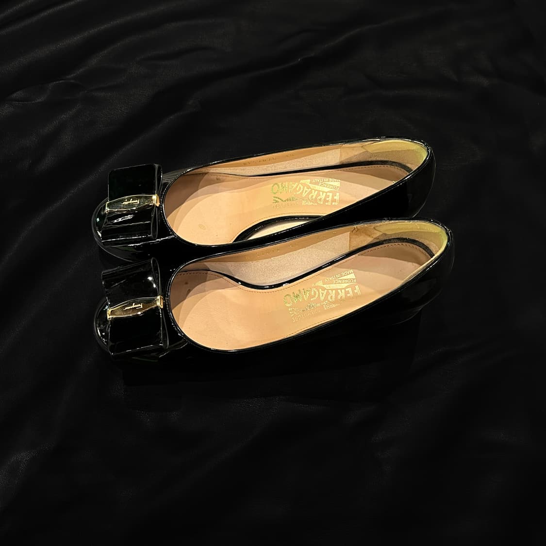 페라가모 바라 블랙 유광 펌프스 상품이미지3