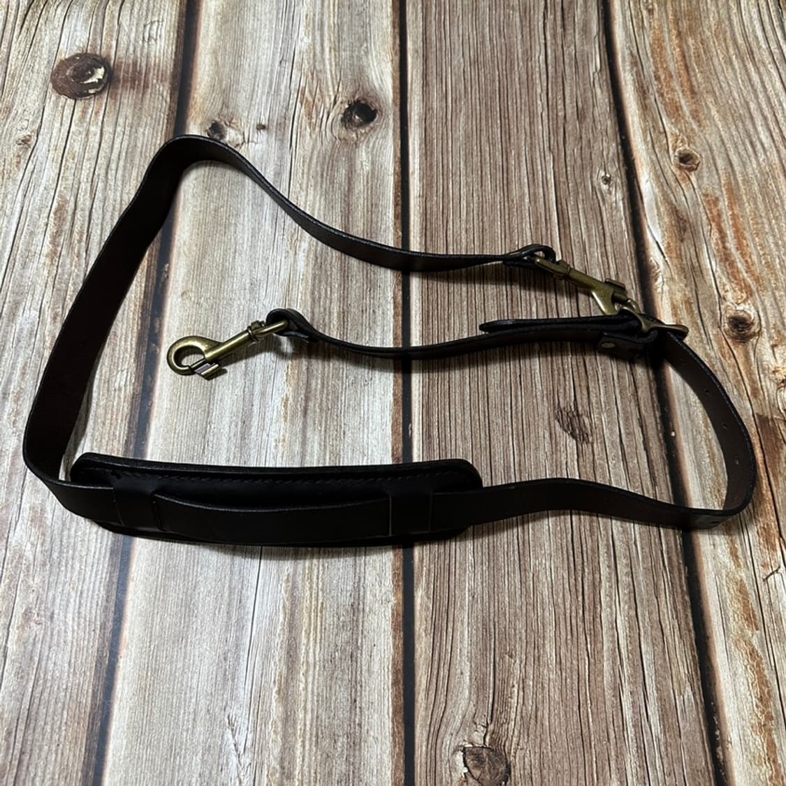 FILSON 필슨 레더 숄더 스트랩 위드 패드 브라운 색상 상품이미지1