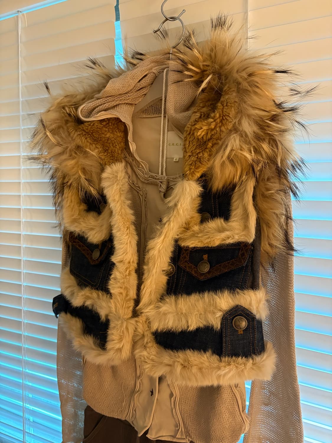 Fur trimmed denim vest 상품이미지2