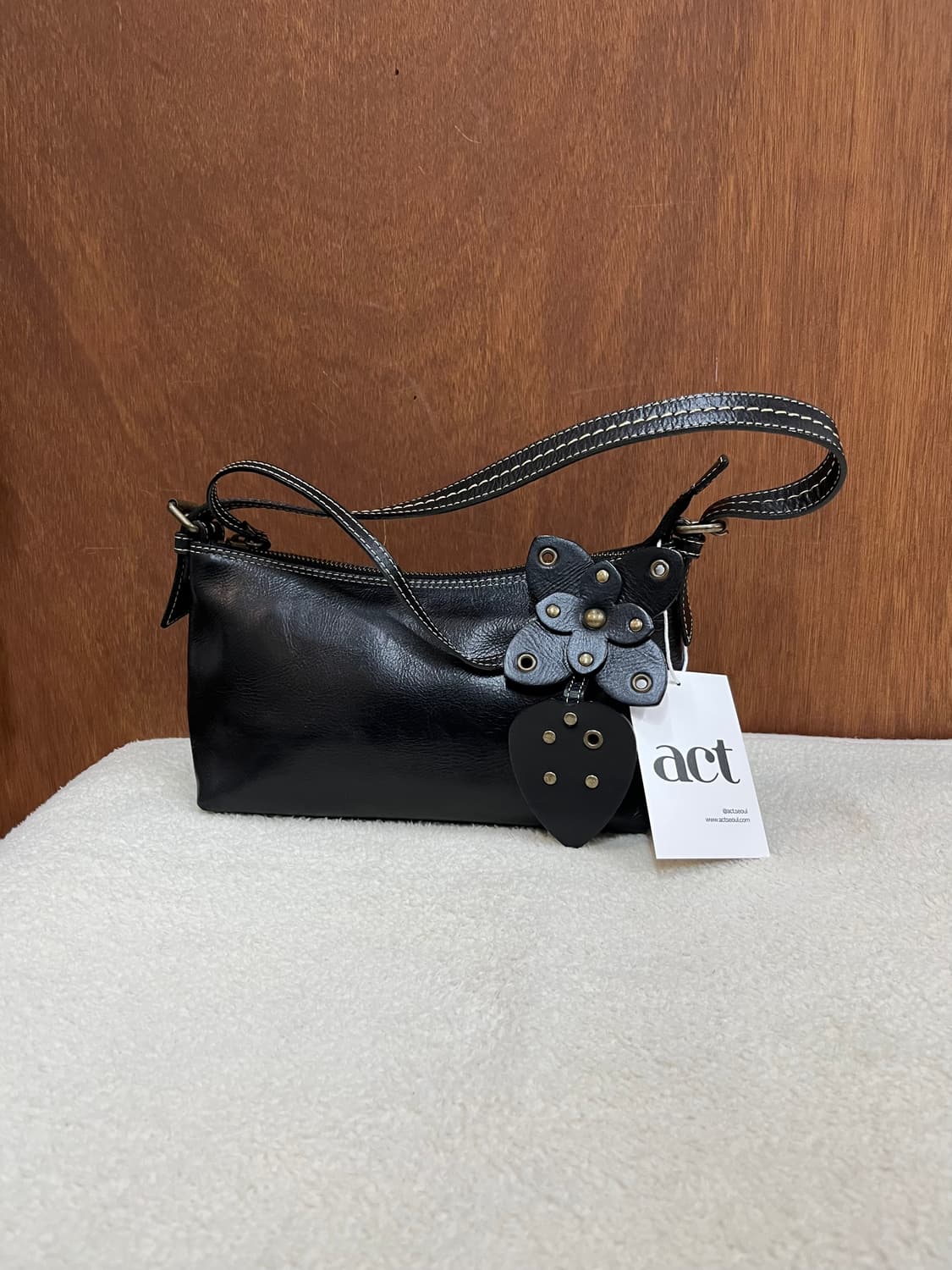 스티치 가죽 숄더백 블랙 상품이미지1