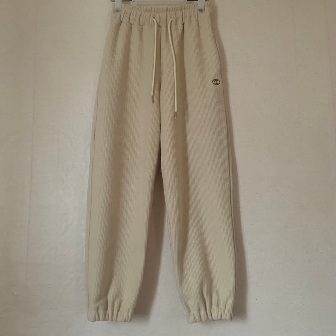 시엔느 심볼 니트 조거 팬츠 크림 상품이미지4