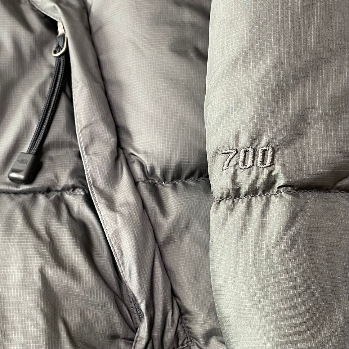 [105] 노스페이스 센터로고 700 무광 그레이 눕시 패딩 상품이미지4