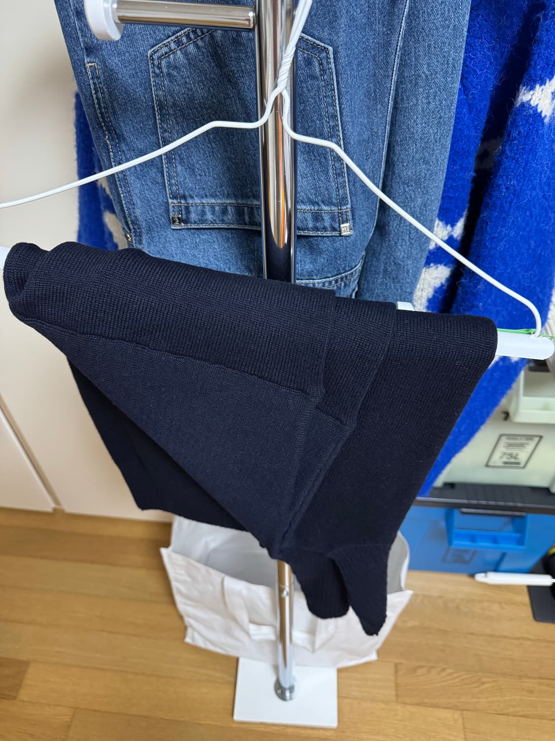 아미 네이비 터틀넥 니트 미친 가격에 판매합니다! 상품이미지2