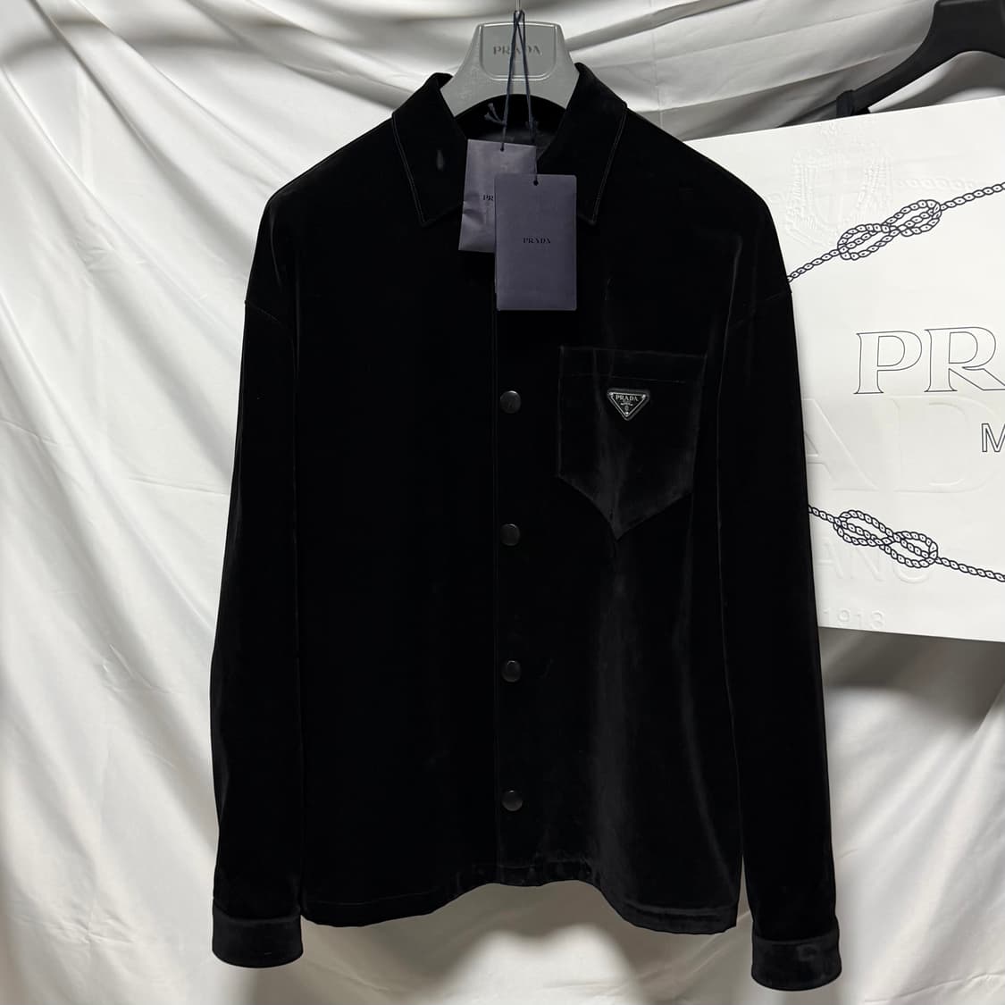 [S+급/오버핏M] 프라다 삼각로고 벨벳 셔츠 자켓 블랙 상품이미지1