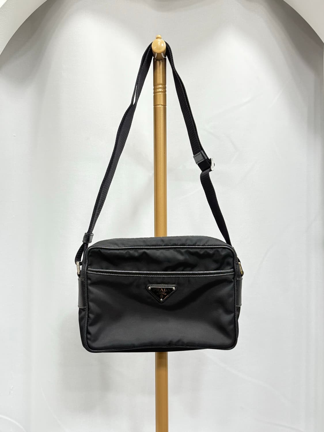 프라다 사피아노 삼각로고 메신저백 2VH048 상품이미지1